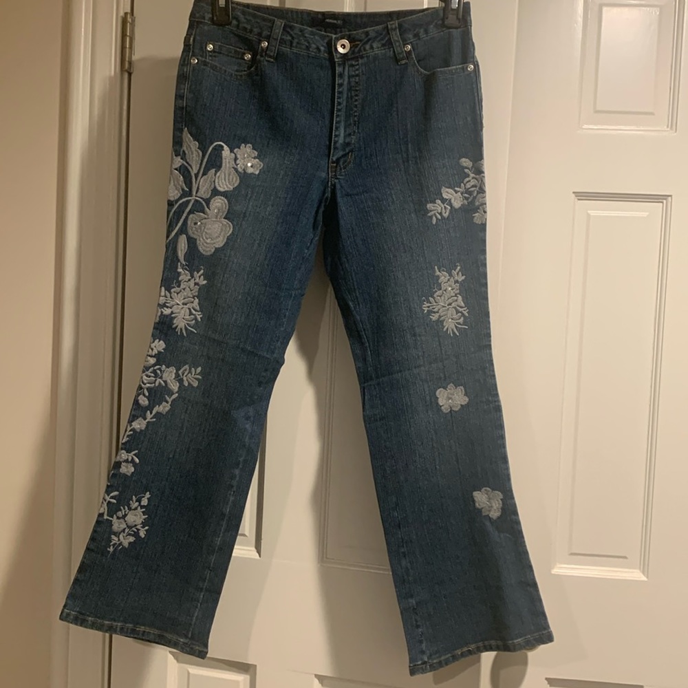 Women’s Petite Embroidered Medium Washed Jeans